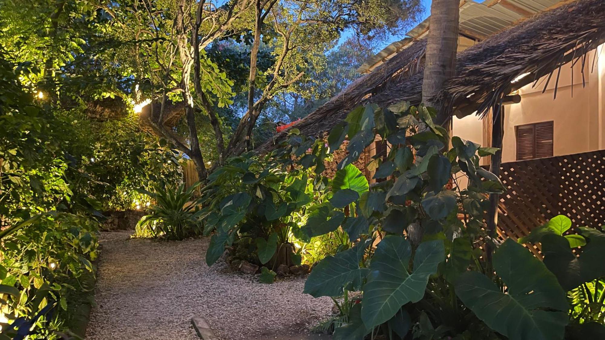 Atii Garden Bungalows Нунгві Екстер'єр фото